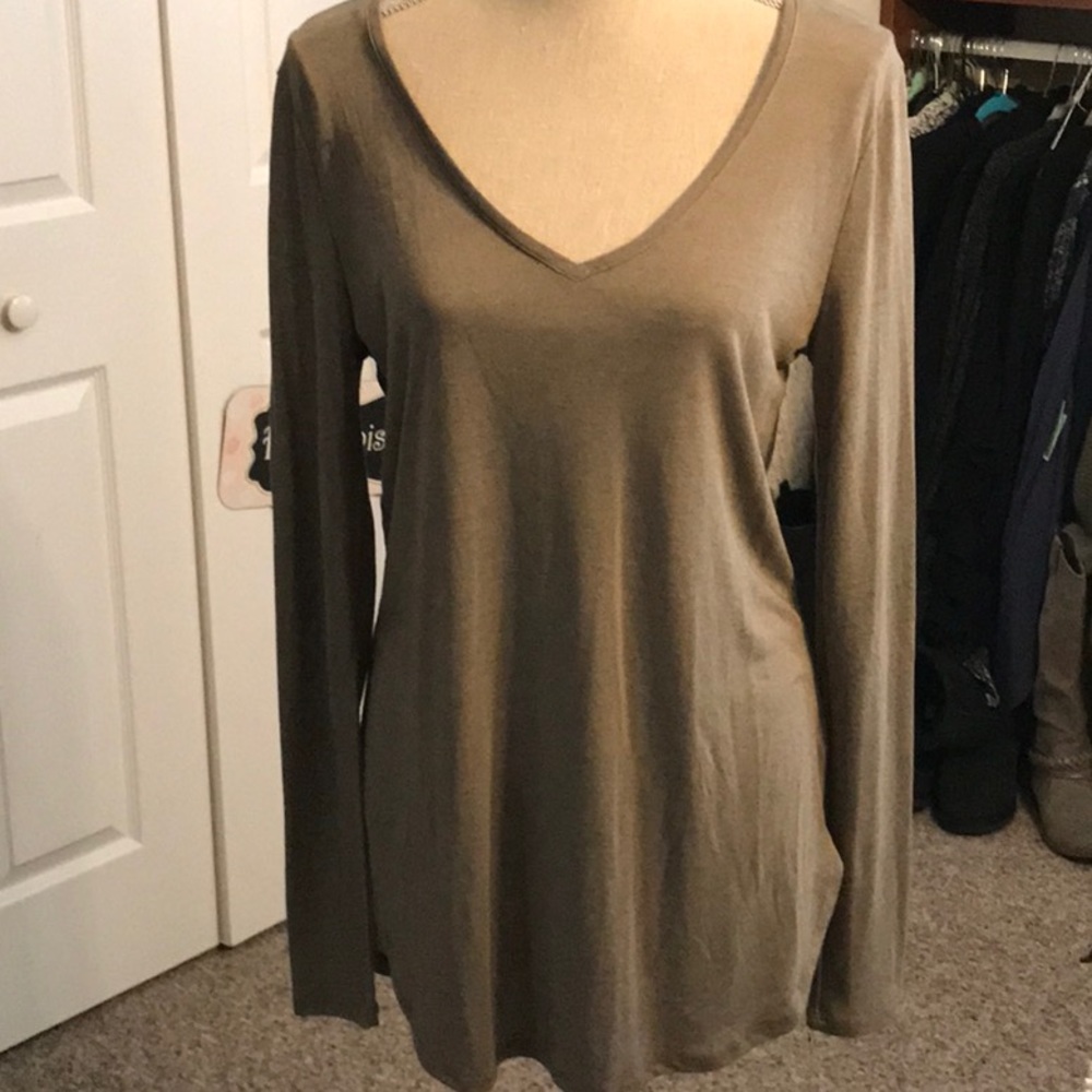 Long sleeve v neck stretchy tee